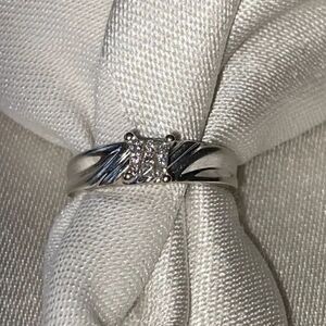 10 k white gold & diamond ring